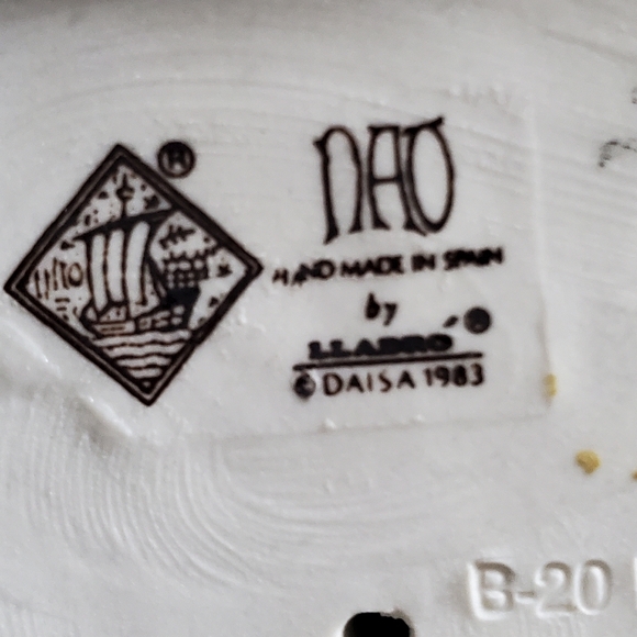 Nao by Lladro Vintage Retired Boy with his Dog 3" Wide x 3.5" Deep x 9" High - Picture 5 of 5